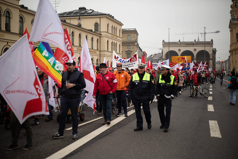 Großer Demozug durch München am Tag der Arbeit. Rund 4.000 Menschen beteiligten sich an der Kundgebung. Die Bilder.