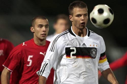Noch ein Rohdiamant zum Club? U19-Europameister Dennis Diekmeier (vorne).