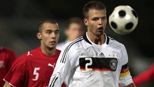 Noch ein Rohdiamant zum Club? U19-Europameister Dennis Diekmeier (vorne). Noch ein Rohdiamant zum Club? U19-Europameister Dennis Diekmeier (vorne).