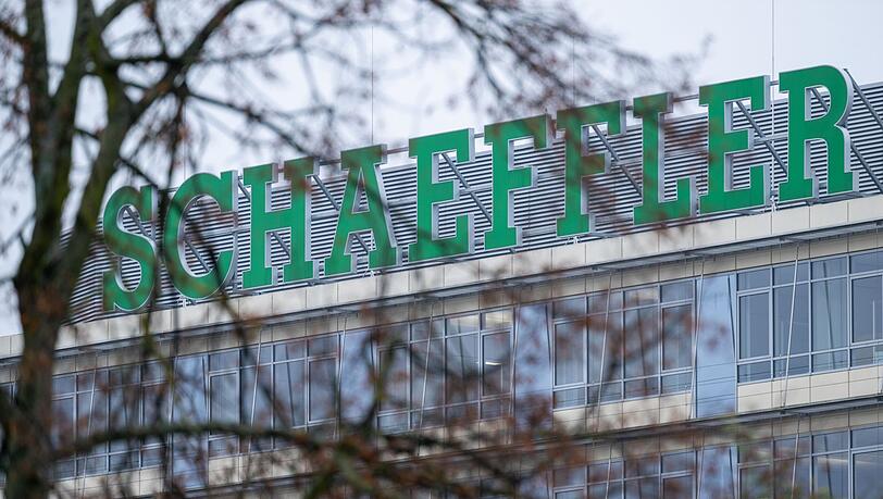 Der Auto- und Industriezulieferer Schaeffler ist im Jahr der Fusion mit dem E-Antriebsspezialisten Vitesco deutlich in die Verlustzone gerutscht. (Archivbild)