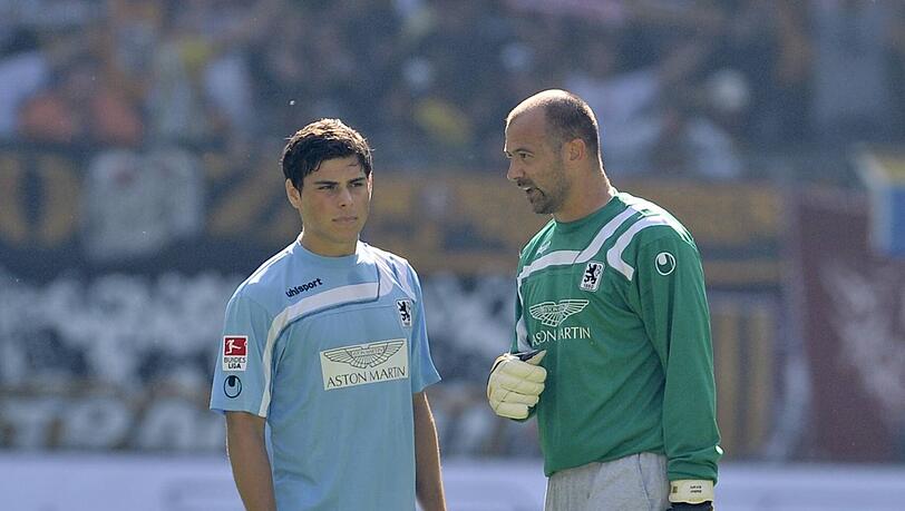 Archivbild vom 02.10.2011: Kevin Volland (l.) im Gespr&auml;ch mit Kult-Keeper Gabor Kiraly.