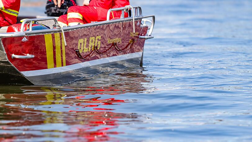 In Not geratene Menschen auf dem Wasser retten - das ist eine wichtige Aufgabe der Deutschen Lebens-Rettungs-Gesellschaft. (Symbolbild)