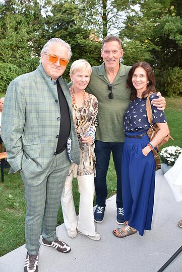 Seit Jahren gut befreundet: PR-Lady Annette Zierer (2. v. l.) und Hollywood-Star Ralf Moeller (2. v. r.). Hier mit Schauspieler Michael Brandner und Frau Karin.