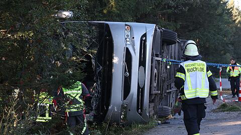 Zahlreiche Einsatzkr&auml;fte k&uuml;mmerten sich nach dem Unfall um die Verletzten.