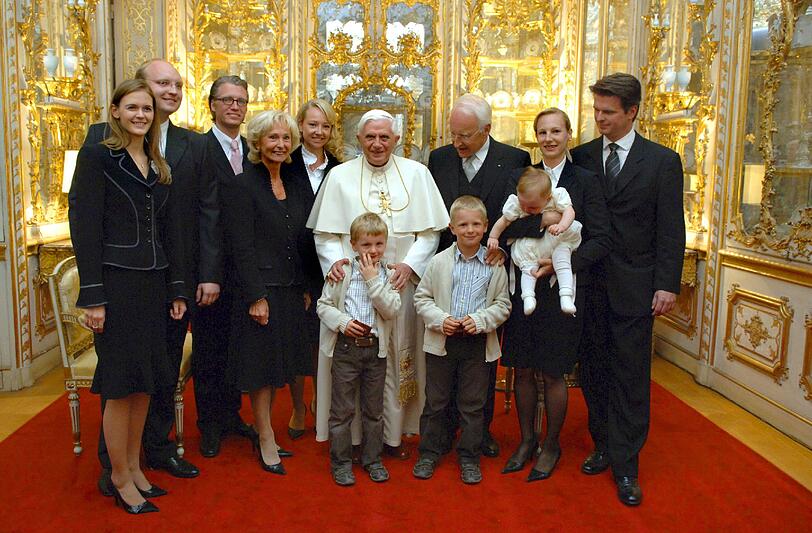 STOIBER UND DER PAPST:
Die Weihen von ganz oben glaubte die CSU immer zu haben: So präsentierten sich die Stoibers beim Besuch des Stellvertreters auf Erden gleich selber als &bdquo;Heilige Familie&ldquo;. Im Jahr davor hatte Stoiber dem Heiligen Vater in Rom noch gebeichtet, warum er sich als Superminister von Merkel verdrückt hatte. Seine CSU-Fraktion bettelte er auf der Papst-Audienz an: &bdquo;Ich leide wie ein Hund, gebt mir eine zweite Chance.&ldquo; Aber nicht mal mehr der Papst konnte da helfen. Die &bdquo;Bild&ldquo;-Zeitung beerdigte ihn: &bdquo;Eigentlich müssten in Bayern die Fahnen auf halbmast flattern &ndash; Staatstrauer wegen Ablebens des Mannsbildes Edmund. Er ist ein feiger Hund.&ldquo;