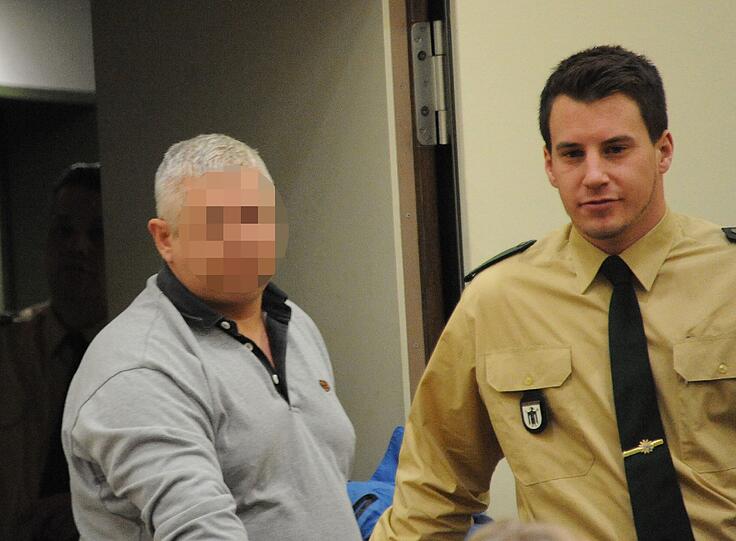 Wegen versuchten Mordes vor Gericht: Emilian P. soll einen Türsteher mit Benzin übergossen haben und soll versucht haben, ihn anzuzünden
