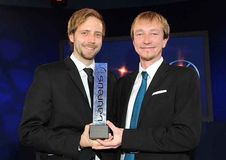 Die Chefredakteure der Internetplattform Netzathleten Nils Borgstedt (l) und Derk Hoberg (r) halten in Kitzbühel ihre Auszeichnung in den Händen. Netzathleten wurde mit dem Laureus Medien Preis in der Kategorie "Spirit of Laureus Online" ausgezeichnet.