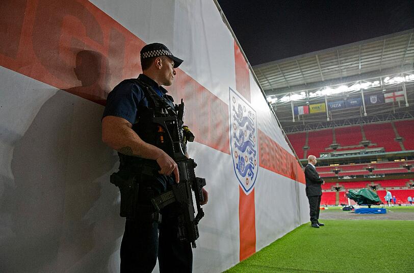Vor und während dem Spiel der französischen Nationalmannschaft gegen England herrscht in London die höchste Sicherheitsstufe.