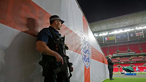 Vor und während dem Spiel der französischen Nationalmannschaft gegen England herrscht in London die höchste Sicherheitsstufe.