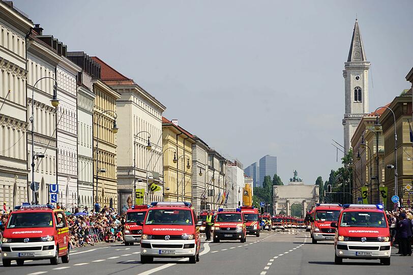 München feiert das 150-jährige Bestehen ihrer Feuerwehr mit einer großen Parade.