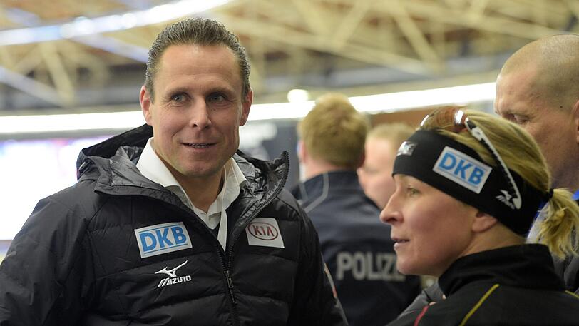 ARCHIV - 05.12.2014, Berlin: Eisschnelllauf Weltcup im Sportforum Hohenschönhausen: die Eisschnellläuferin Claudia Pechstein und der Sportdirektor der Deutschen Eisschnelllauf-Gemeinschaft (DESG), Robert Bartko stehen in der Halle zusammen.