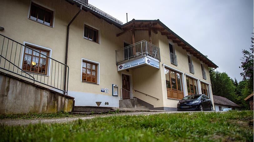 In der Pension nahe Passau entdeckte die Polizei drei Leichen.