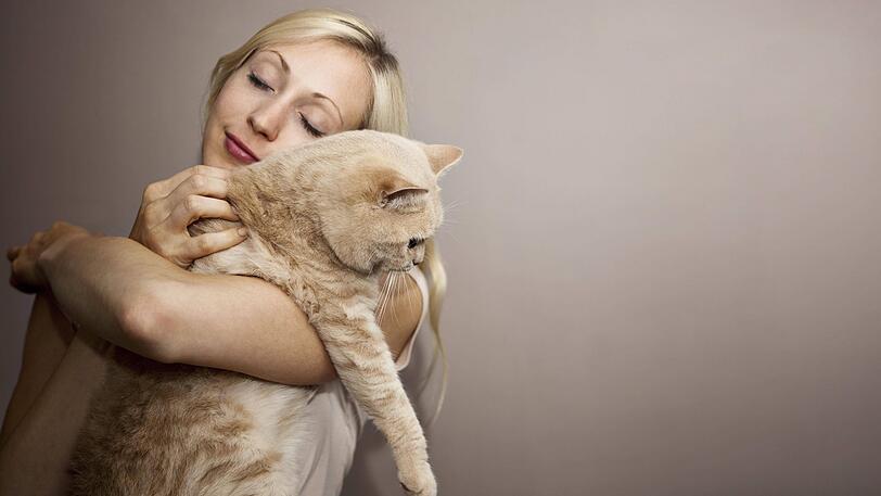 Eine Frau schmust mit ihrer Katze &ndash; die typische Haustierbesitzerin, besagt eine Studie.