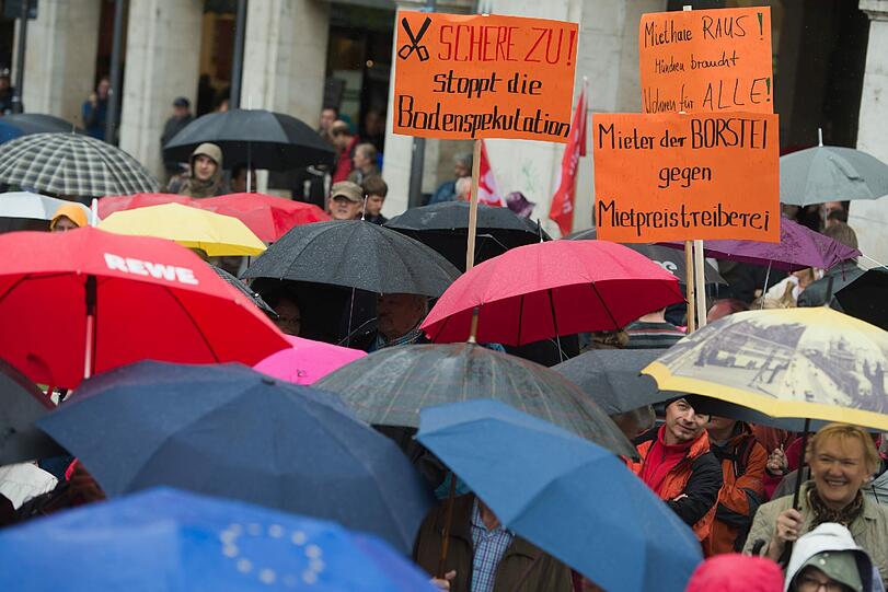 Bei einer Podiumsdiskussion stellen sich die OB-Kandidaten dem Thema Mieten.