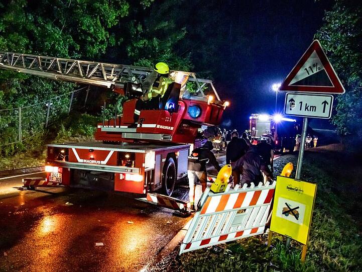 Feuerwehrleute sind im Einsatz am Rande des Taubertal-Festivals an der Grenze zwischen Bayern und Baden-Württemberg. Foto: Stefan Kleeberger/Rosenheim Rocks