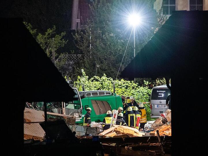 Das Technische Hilfswerk baute Scheinwerfer auf, um die Unglücksstelle ausleuchten zu können.