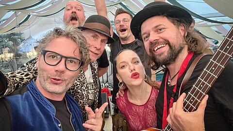 Tobias Weber (li.) mit Musikern der Monaco Allstars. Die Besetzung wechselt auch mal.
