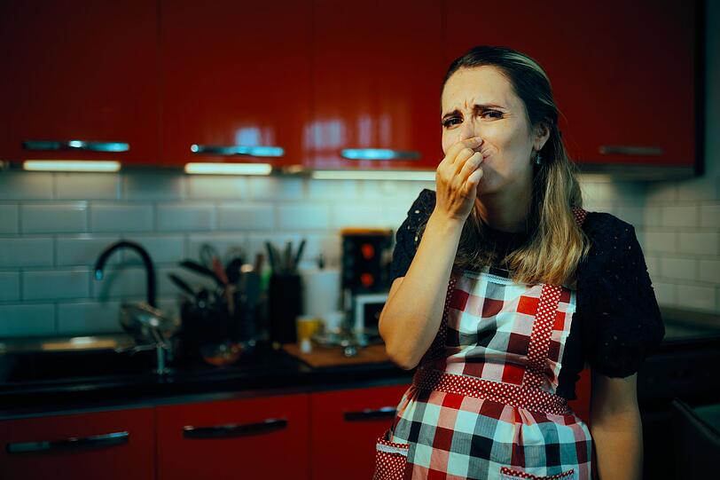 Manche Speisen riechen lange nicht so gut wie sie schmecken und hinterlassen einen regelrechten Gestank in der Wohnung - manchmal, wenn man nichts dagegen tut, tagelang. Besonders unangenehm ist etwa der Geruch von Kohl. Aber auch das Frittieren oder Anbraten von Speisen kann einen ziemlichen Mief hinterlassen. Gl&uuml;cklicherweise gibt es einfache Wege, wie Sie Kochger&uuml;che wieder loswerden.