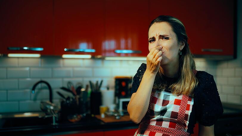 Manche Speisen riechen lange nicht so gut wie sie schmecken und hinterlassen einen regelrechten Gestank in der Wohnung - manchmal, wenn man nichts dagegen tut, tagelang. Besonders unangenehm ist etwa der Geruch von Kohl. Aber auch das Frittieren oder Anbraten von Speisen kann einen ziemlichen Mief hinterlassen. Glücklicherweise gibt es einfache Wege, wie Sie Kochgerüche wieder loswerden. Manche Speisen riechen lange nicht so gut wie sie schmecken und hinterlassen einen regelrechten Gestank in der Wohnung - manchmal, wenn man nichts dagegen tut, tagelang. Besonders unangenehm ist etwa der Geruch von Kohl. Aber auch das Frittieren oder Anbraten von Speisen kann einen ziemlichen Mief hinterlassen. Glücklicherweise gibt es einfache Wege, wie Sie Kochgerüche wieder loswerden.