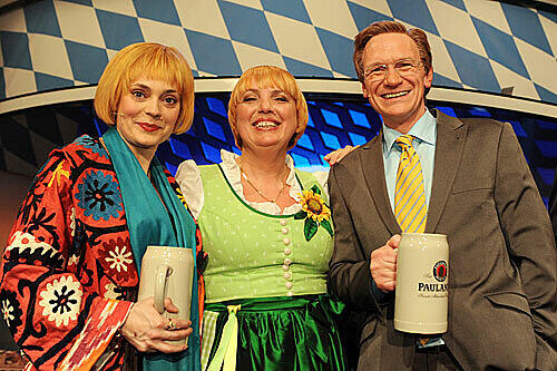 Eva-Maria Höfling als Claudia Roth, daneben das Original und Robin Brosch als Guido Westerwelle.