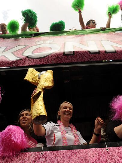 Fantasievoll bekleidet feiern am Samstag die Teilnehmer auf der Parade zum Christopher Street Day (CSD) in Berlin.