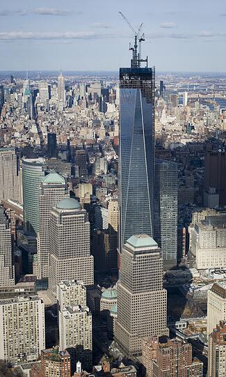 Hier schlugen am 11. September 2001 die von Terroristen gesteuerten Flugzeuge ins World Trade Center ein. Nun wird hier das neue One World Trade Center hochgezogen. Spektakuläre Luftaufnahmen aus New York City - die Bilder zum Durchklicken!