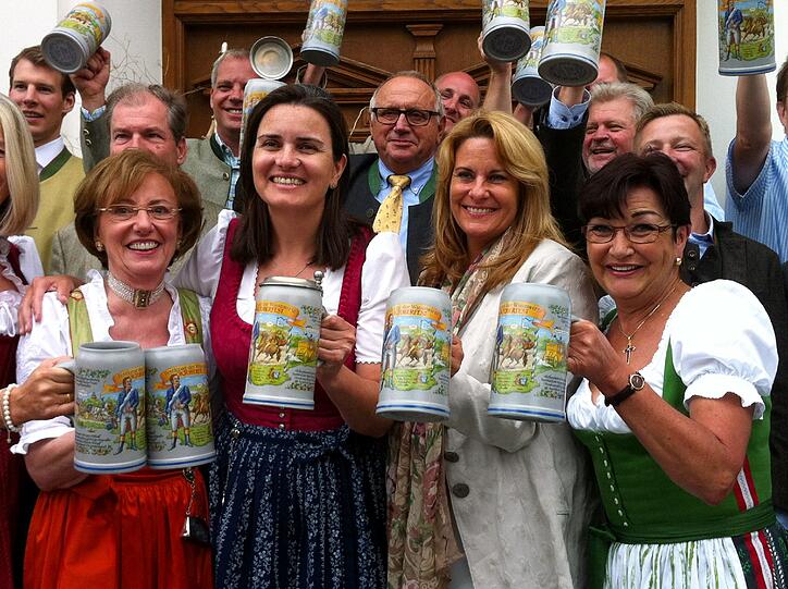Die Oktoberfestwirtinnen Anneliese Haberl von der Ochsenbraterei (l-r), Stephanie Spendler vom Löwenbräu Festzelt, Silja Schrank-Steinberg vom Hofbräuzelt, Christa Winklhofer vom Festzelt Tradition auf der Oidn Wiesn und der Sprecher dier Wiesnwirte Toni Roiderer (M) präsentieren den Krug der Wiesnwirte 2015.