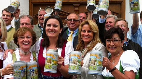 Die Oktoberfestwirtinnen Anneliese Haberl von der Ochsenbraterei (l-r), Stephanie Spendler vom Löwenbräu Festzelt, Silja Schrank-Steinberg vom Hofbräuzelt, Christa Winklhofer vom Festzelt Tradition auf der Oidn Wiesn und der Sprecher dier Wiesnwirte Toni Roiderer (M) präsentieren den Krug der Wiesnwirte 2015.