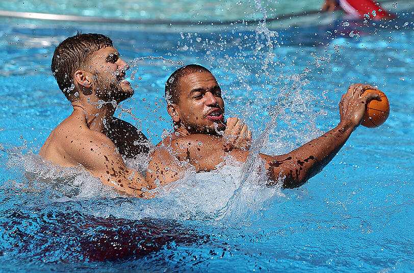Für Abkühlung ist auf jeden Fall gesorgt - egal ob beim Wasserball oder der Gymnastik.
