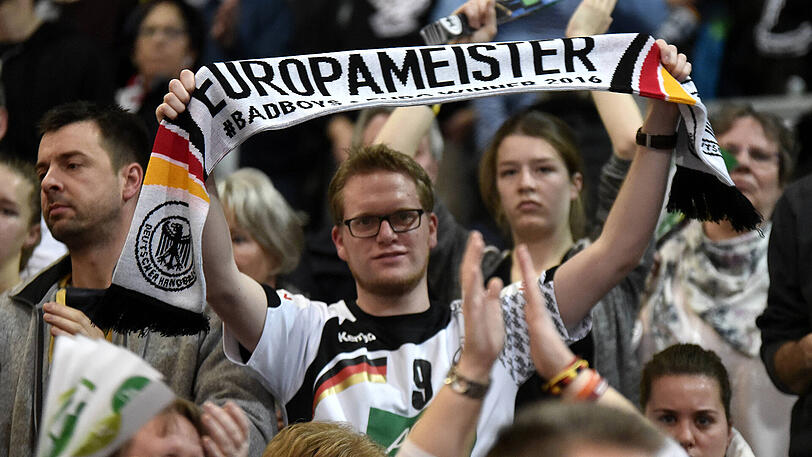 Ein deutscher Handball-Fan feiert den Europameister 2016.