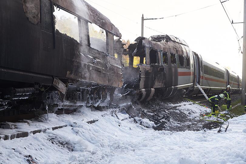 Großeinsatz auf der wichtigen Bahnstrecke Frankfurt-Köln: Teile eines ICE-Zuges geraten in Brand.