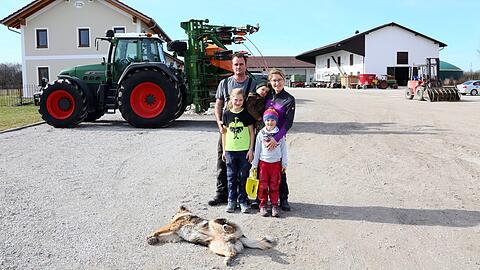 Großbauprojekt bereitet Anwohnern große Sorgen: Maria und Thomas Eberl mit ihren Kindern. Hof- und Hütehund Bella räkelt sich in der Sonne.