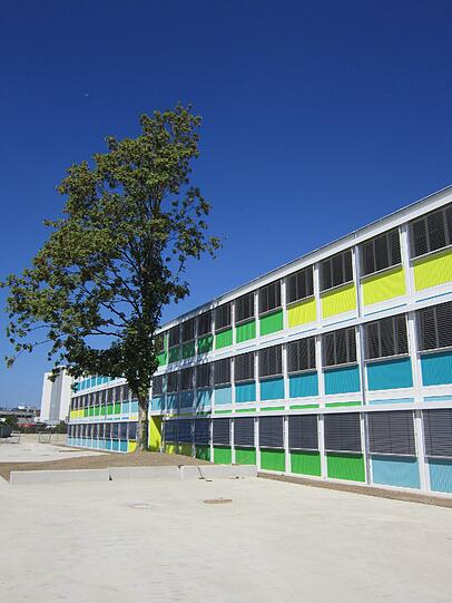 ... wird zum Übergang ein "Pavillon" gebaut. Wie so etwas aussehen kann, ist bereits bei der Grundschule an der Gertrud-Grunow-Straße wie hier zu sehen...