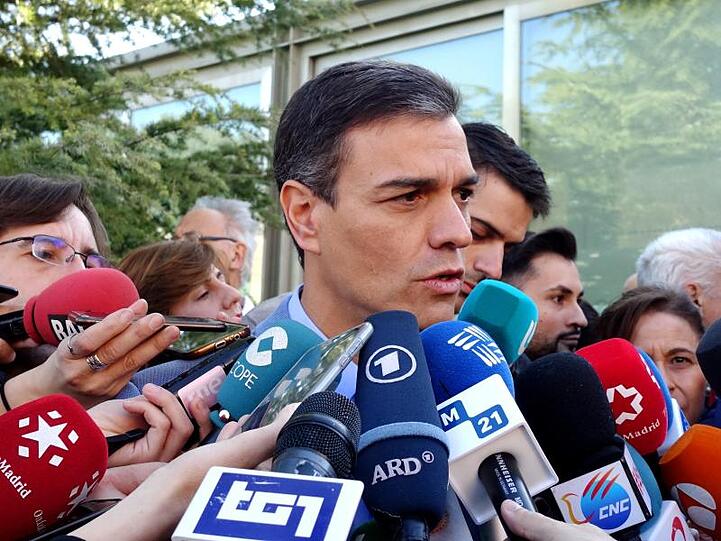 Spaniens amtierender Ministerpräsident Pedro Sanchez spricht in Madrid mit Journalisten.
