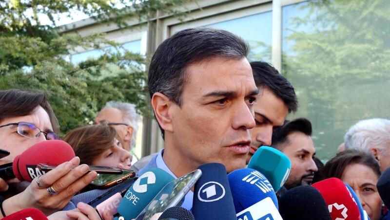Spaniens amtierender Ministerpräsident Pedro Sanchez spricht in Madrid mit Journalisten.