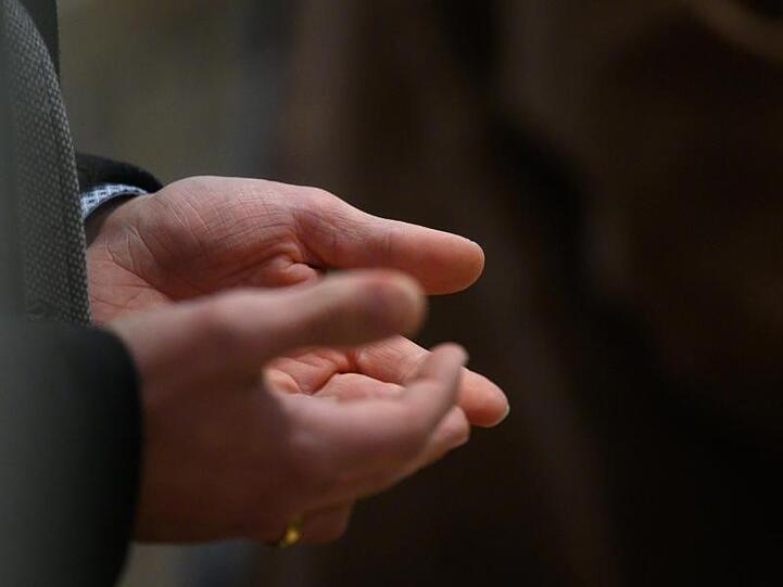 Ein Mann betet während eines Gottesdienstes. Foto: Sebastian Gollnow/dpa/Symbolbild