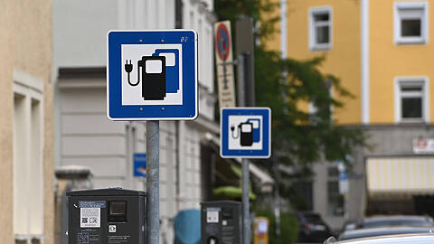 Hinweisschild fuer eine Ladesaeule fuer E-Autos in München
