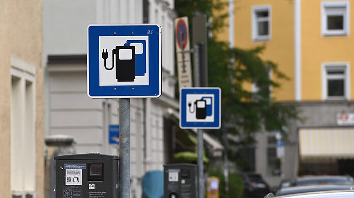 Hinweisschild fuer eine Ladesaeule fuer E-Autos in München