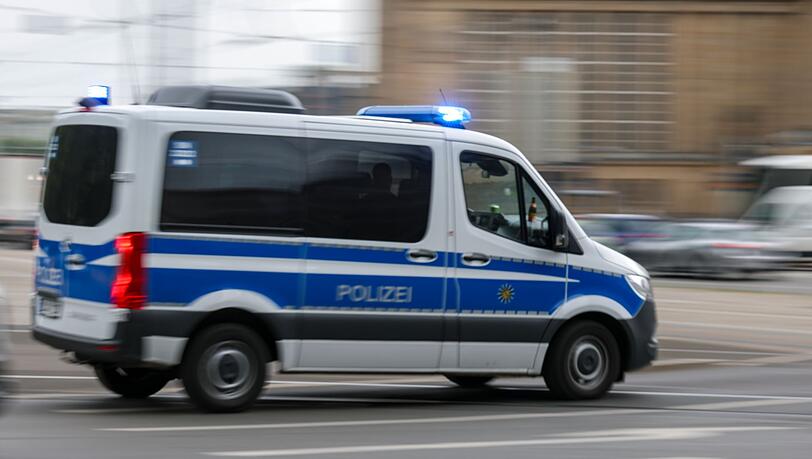 Die Polizei fährt zu einem Streit in einem Imbiss. (Symbolbild)