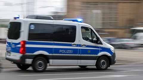 Die Polizei fährt zu einem Streit in einem Imbiss. (Symbolbild)