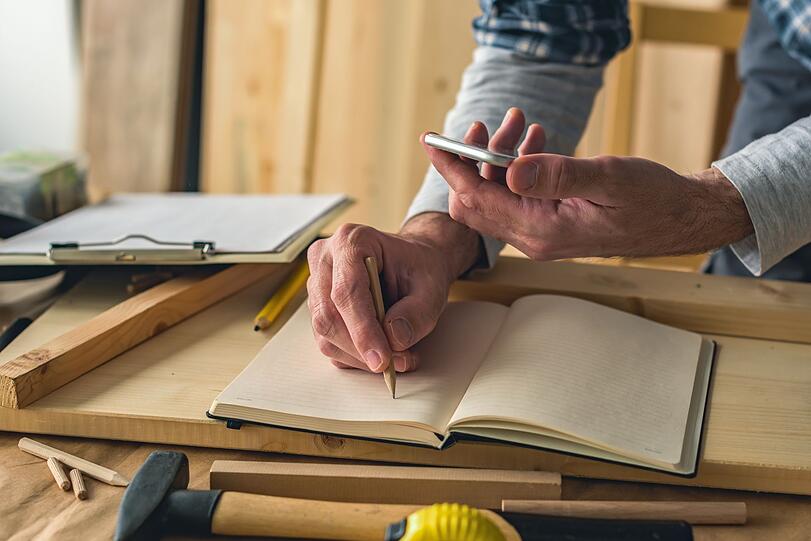 Manchmal ist es zwar ziemlich verlockend, eine Idee direkt umzusetzen - meist rächt sich die fehlende Planung aber hinterher. Deshalb: Bevor Sie mit der Umsetzung eines Projekts starten, sollten Sie Materialbedarf, Kosten und Zeitaufwand überdenken und gegebenenfalls Notizen und Skizzen dazu anfertigen. Auch eine realistische Einschätzung der eigenen handwerklichen Fähigkeiten ist wichtig. Manchmal ist es zwar ziemlich verlockend, eine Idee direkt umzusetzen - meist rächt sich die fehlende Planung aber hinterher. Deshalb: Bevor Sie mit der Umsetzung eines Projekts starten, sollten Sie Materialbedarf, Kosten und Zeitaufwand überdenken und gegebenenfalls Notizen und Skizzen dazu anfertigen. Auch eine realistische Einschätzung der eigenen handwerklichen Fähigkeiten ist wichtig.