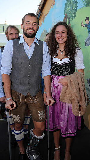 Felix Weber auf Krücken mit Freundin