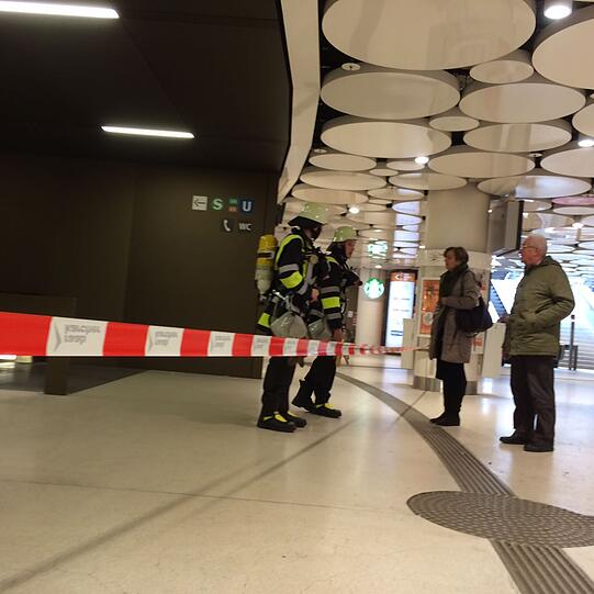Einsatzkräfte der Feuerwehr sperren das Zwischengeschoss am Stachus ab. Wegen einer Oberleitungsstörung ist die S-Bahn-Stammstrecke derzeit gesperrt. Die Bilder vom Einsatz.
