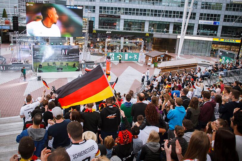 40 Quadratmeter High-End-LED-Leinwand, 2000 Zuschauer, Musik, Essen und Trinken &ndash; und WM-Spannung pur: Sei live dabei beim packendsten Fußballerlebnis Münchens im MAC-Forum am Flughafen.