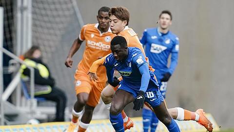 Bielefelds Ritsu Doan (hinten) und Hoffenheims Diadie Samassekou kämpfen um den Ball.