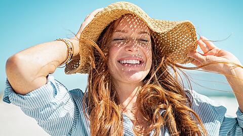 Im Sommerurlaub leiden die Haare unter UV-Strahlen, Meerwasser und Chlor.