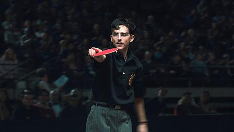 Immer in Bewegung, t&auml;nzelnd, aber radikal konsequent dem Ziel entgegen: Timoth&eacute;e Chalamet als Marty Mauser, der es der Welt als Tischtenniss-Ass zeigen will.