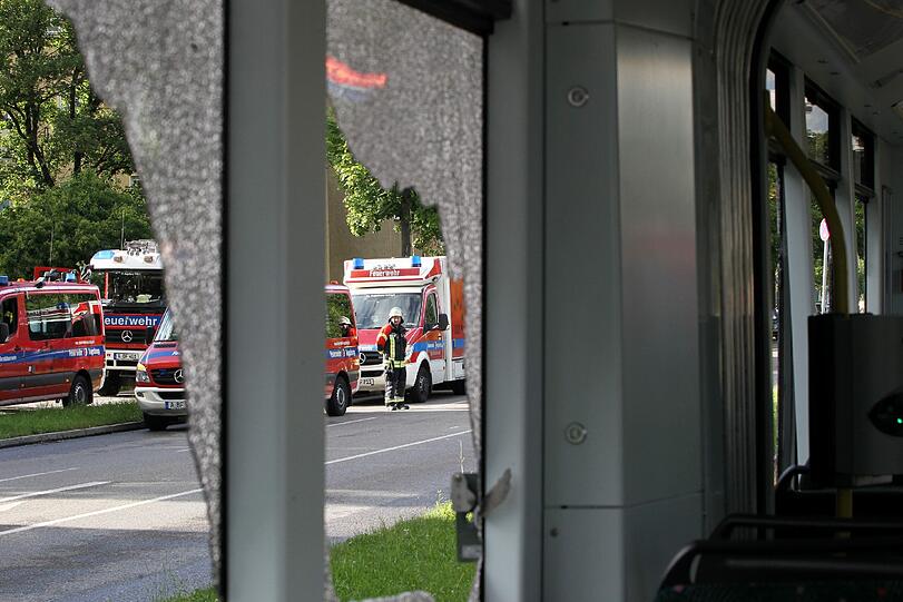 Ein Lastwagenfahrer biegt ab, obwohl die Tram naht - und die kann nicht mehr bremsen. Beim Unfall in Augsburg am Montag werden 48 Menschen verletzt.