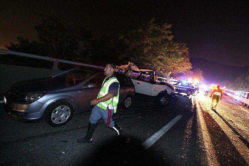 Auf dem Rückweg von einem Ausflug stürzt im Süden Italiens ein Reisebus von einer Autobahnbrücke rund 30 Meter in die Tiefe. 36 Menschen sterben, 11 weitere werden schwer verletzt.