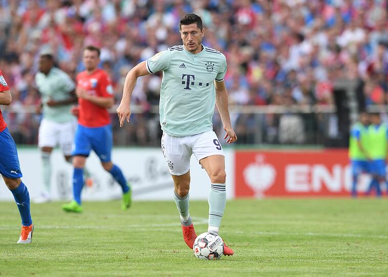 Der FC Bayern müht sich zu einem 1:0 Sieg gegen den Provinzclub SV Drochtersen.